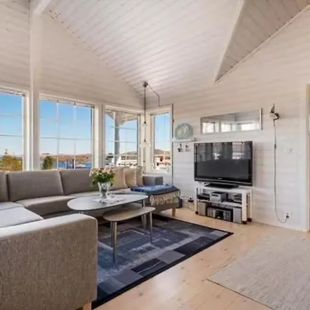 With Views Of Skerries On Hitra Holiday home *